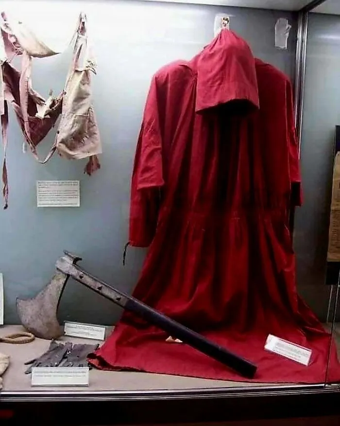 Túnica y hacha de Giovanni Battista Bugatti, verdugo oficial de los Estados Pontificios de 1796 a 1864. Durante su mandato ejecutó a 514 personas