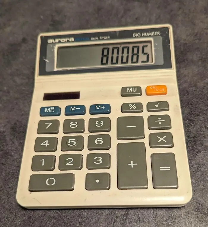 Calculadora Solar Aurora. No pude confirmar su edad real, pero mi mamá dijo: "Definitivamente es más vieja que tú". Tengo 39