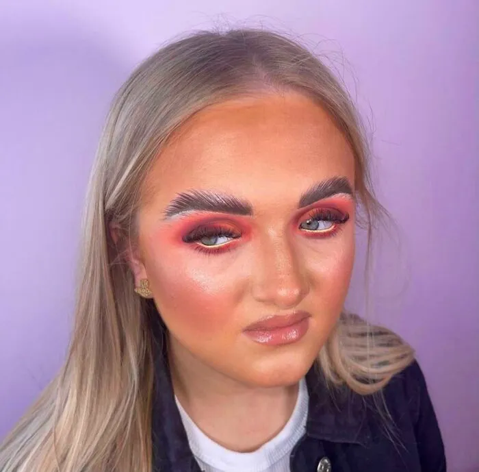 Este look se llama "ojos de atardecer y cejas enjabonadas"