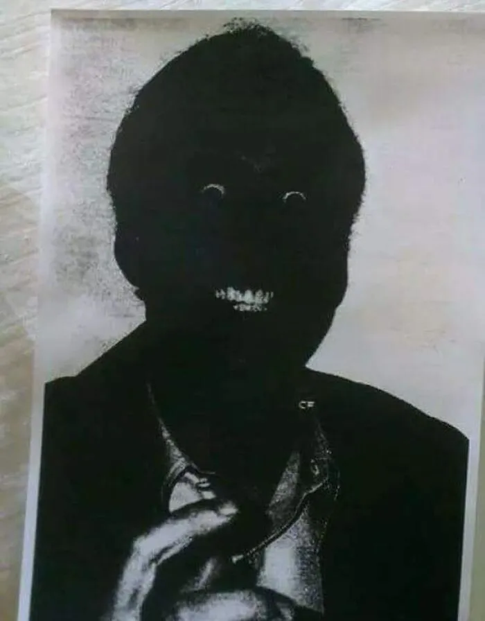 La impresora de un amigo se rompió, este es el resultado de imprimir una foto de Nicolas Cage