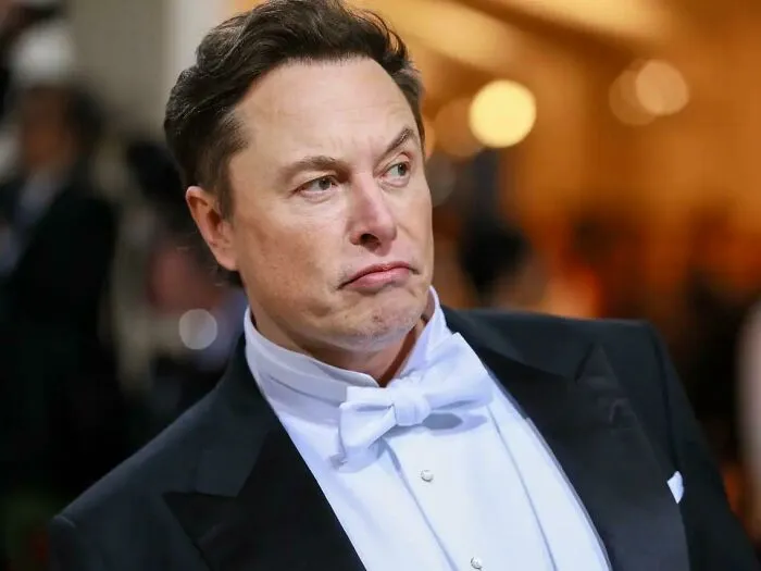 Para Glass Onion, Rian Johnson convenció a Elon Musk para que actuara como un gran idiota en 2022. Porque es imposible que un multimillonario de verdad sea tan estúpido como Miles Bron