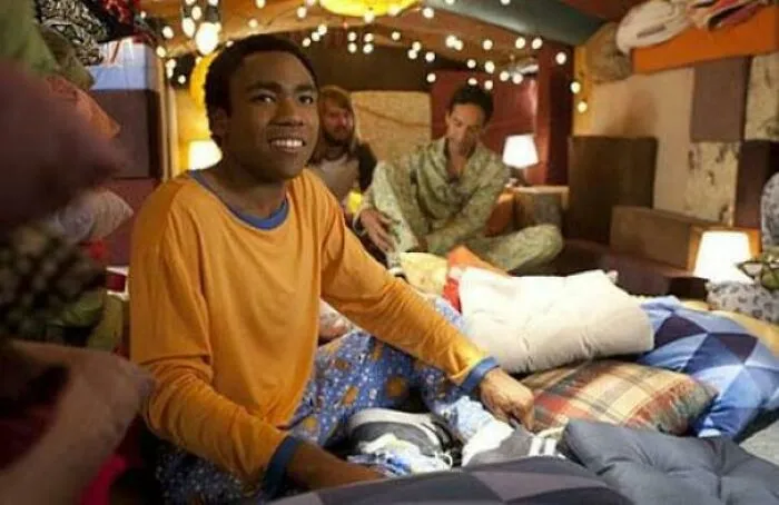 En Community (temporada 3 - episodio 7), Troy dice que los fuertes de mantas "no son sólo para cuando muere el tío"