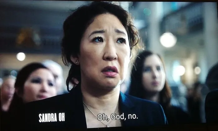 En Killing Eve (2018), durante los créditos iniciales, el nombre de Sandra Oh suele ir acompañado de líneas que incluyen la palabra "Oh"