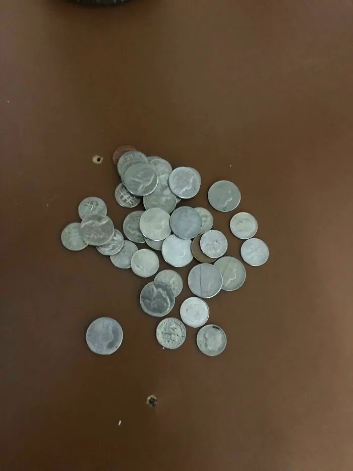 Mi novia recibió esto como propina en una cuenta de 50 dólares. La mujer lo metió detrás del plástico, así que tuvo que sacarlos uno a uno...