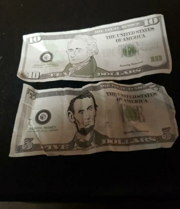Me dijeron que hice un trabajo excelente y me gané un "regalo de Navidad anticipado", regresé con una propina falsa de 15 dólares