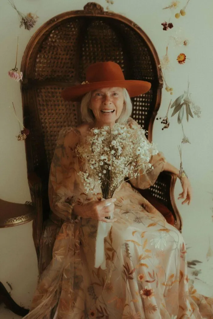 Hice este vestido y mi amiga fotografió a su hermosa abuela con él puesto