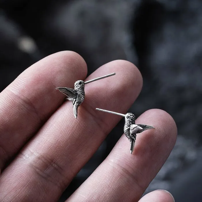 Diseñé un pendiente de colibrí de sólo 1,36 cm e intenté esculpir sus plumas