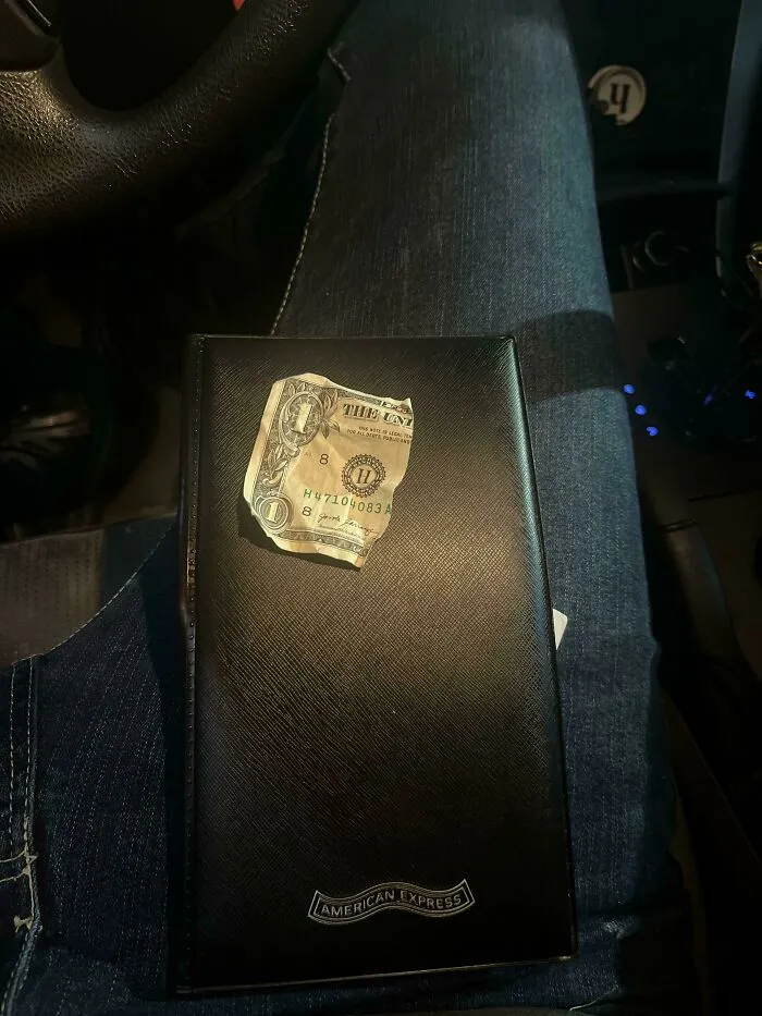 Otro camarero y yo acordamos dividir la propina de un grupo de 15 personas. Dieron un dólar de propina...