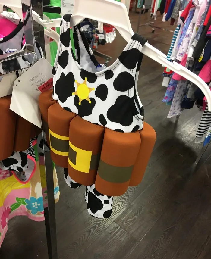 Este traje de baño infantil que parece un chaleco de autodestrucción