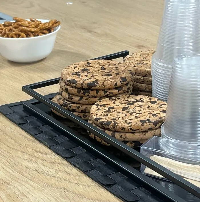 Estos posavasos de corcho están esperando que ocurra un accidente