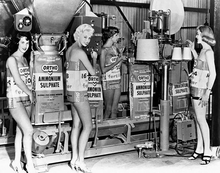 Modelos anunciando fertilizante para granjas, 1956