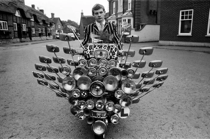 Bryn Owen, de 17 años, con la Vespa Scooter que compró ahorrando su paga semanal. Tiene 34 espejos y 81 luces delante y atrás. Leicestershire, Inglaterra, 1983