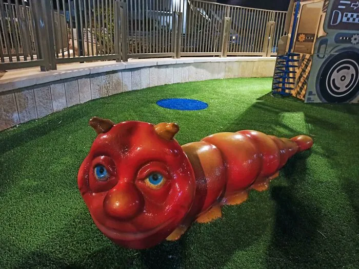 Esta horrible oruga en un parque infantil