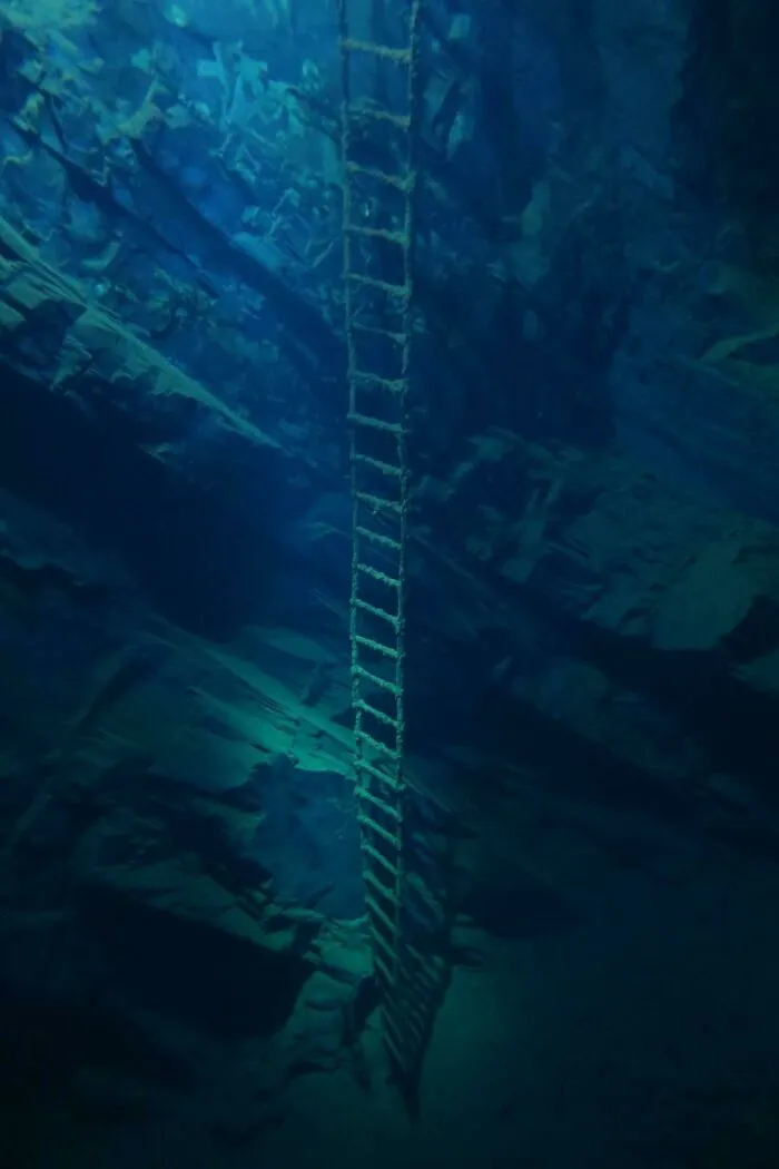 Una escalera en una cantera inundada