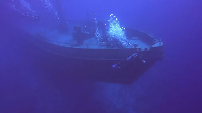 Barco hundido colgando sobre un abismo de 1800 metros