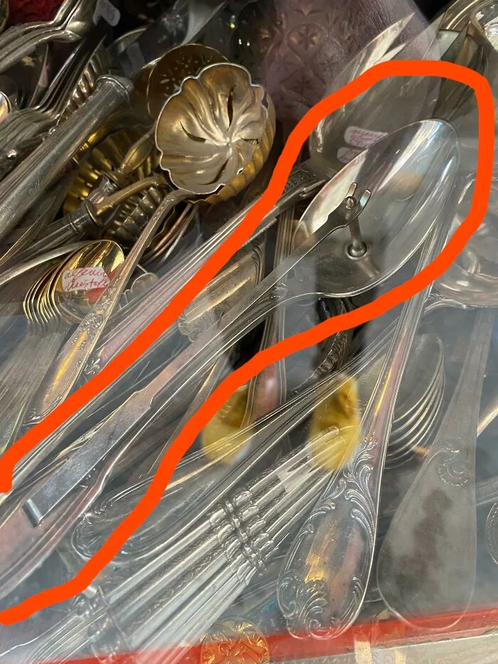 ¿Qué es esta cuchara con una pinza? Vista en una tienda de antigüedades en Lyon, Francia