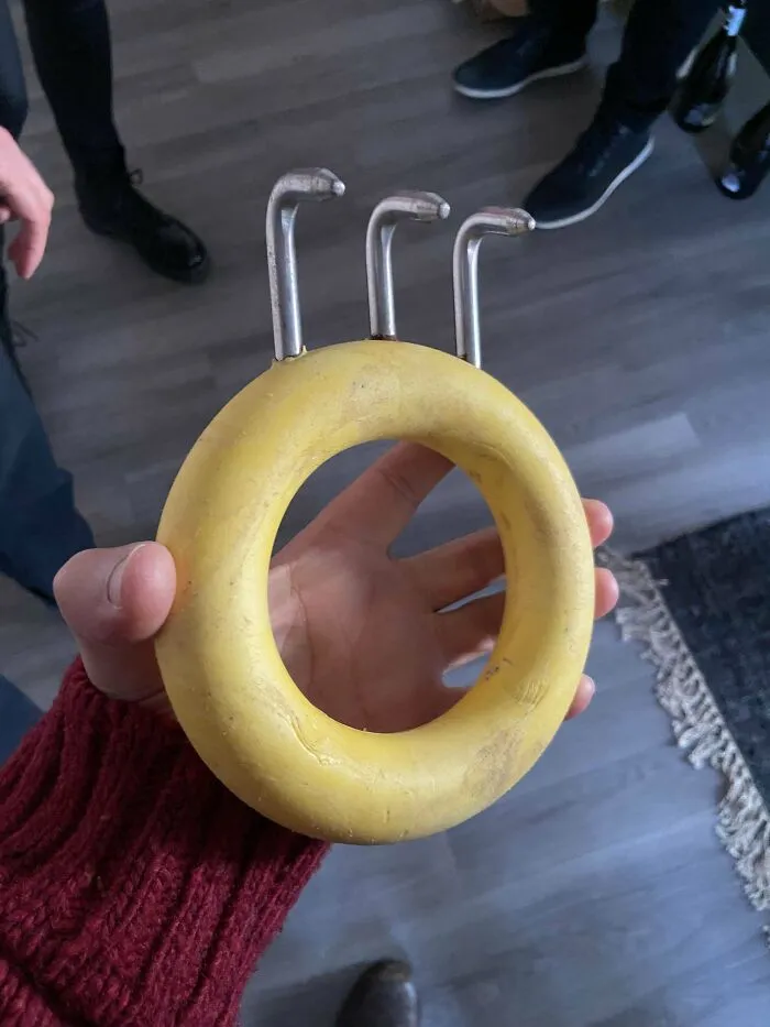 Anillo de plástico con tres garras metálicas relativamente afiladas, encontrado en una playa de Escocia