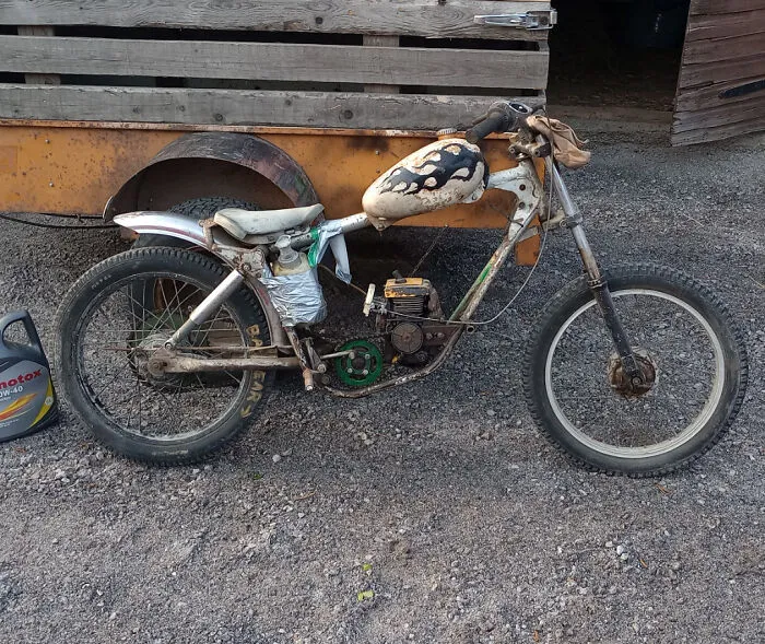 Mi padre la construyó con piezas sueltas y una motosierra cuando era adolescente, y es tan peligrosa como parece