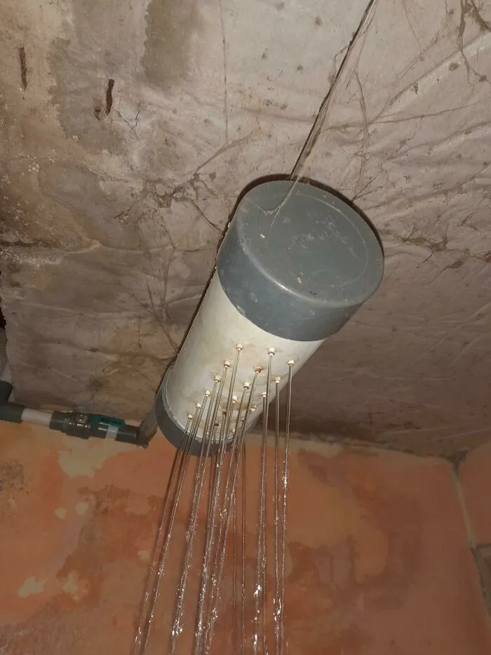 Ducha apañada con un trozo de tubería de PVC