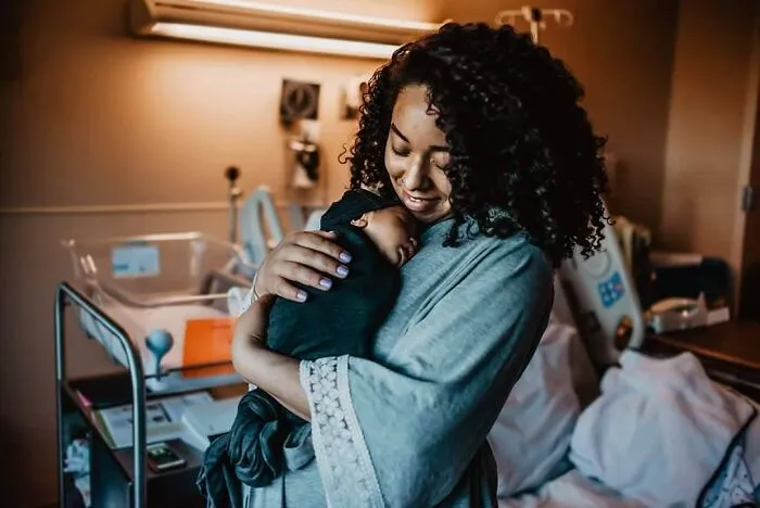 Photographer Captures Parents’ Reactions When They See Their Baby For The First Time After Being Born (30 Pics)