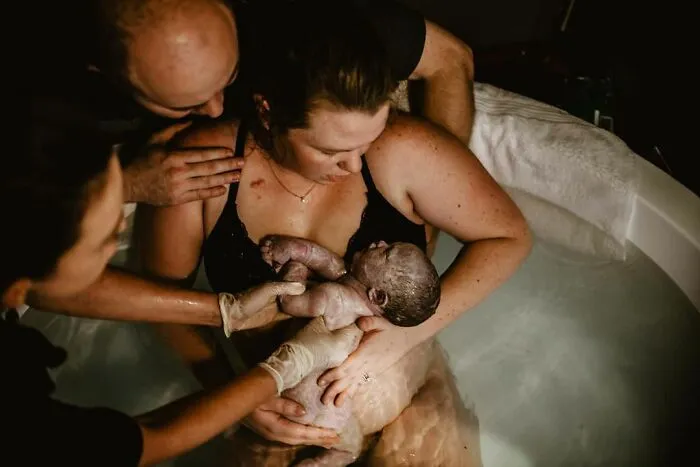 Photographer Captures Parents’ Reactions When They See Their Baby For The First Time After Being Born (30 Pics)