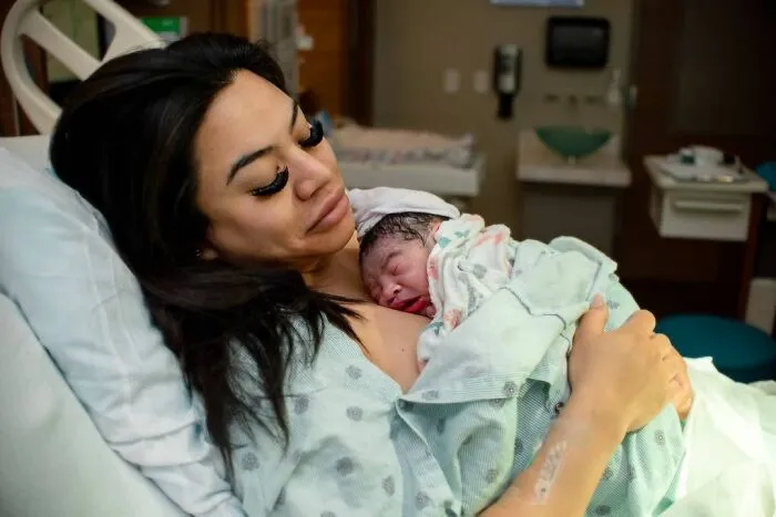 Photographer Captures Parents’ Reactions When They See Their Baby For The First Time After Being Born (30 Pics)