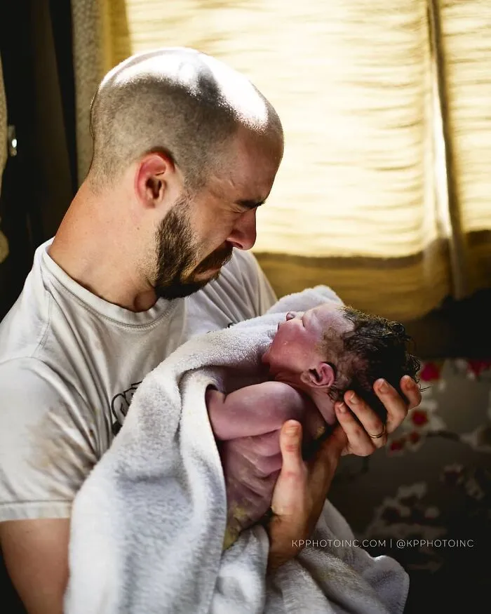 Photographer Captures Parents’ Reactions When They See Their Baby For The First Time After Being Born (30 Pics)