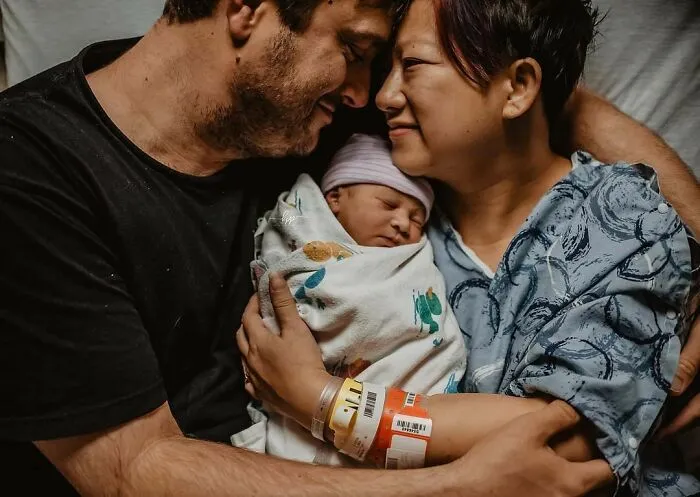 Photographer Captures Parents’ Reactions When They See Their Baby For The First Time After Being Born (30 Pics)