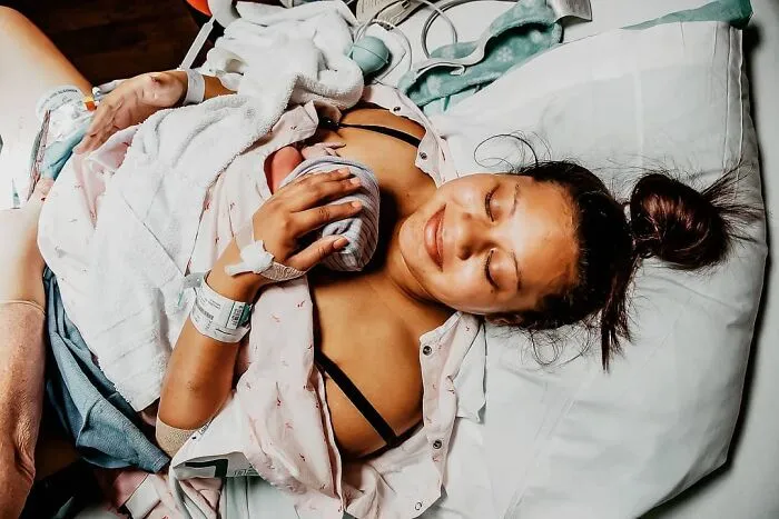 Photographer Captures Parents’ Reactions When They See Their Baby For The First Time After Being Born (30 Pics)