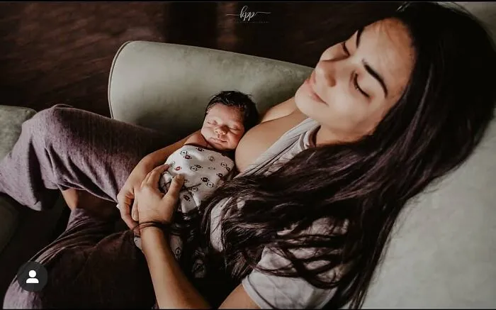 Photographer Captures Parents’ Reactions When They See Their Baby For The First Time After Being Born (30 Pics)