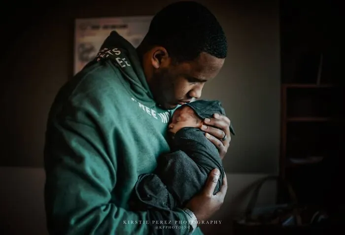 Photographer Captures Parents’ Reactions When They See Their Baby For The First Time After Being Born (30 Pics)