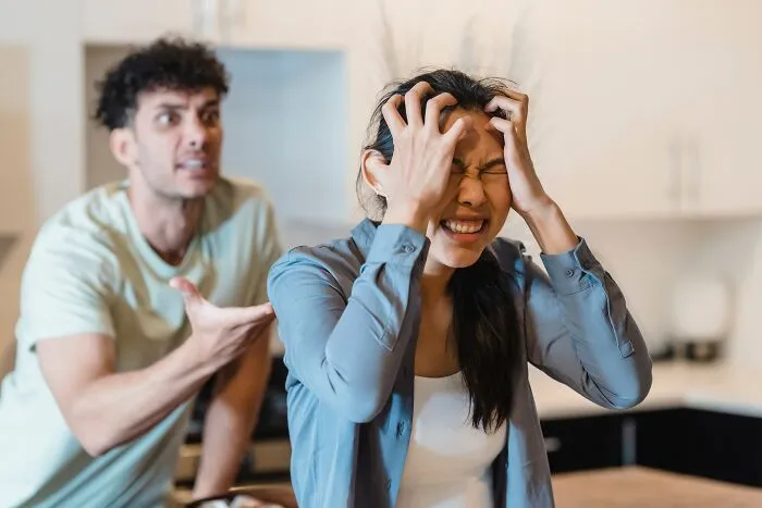30 People Answer "What's A Dead Giveaway That Someone Is A [Bad Person]?"