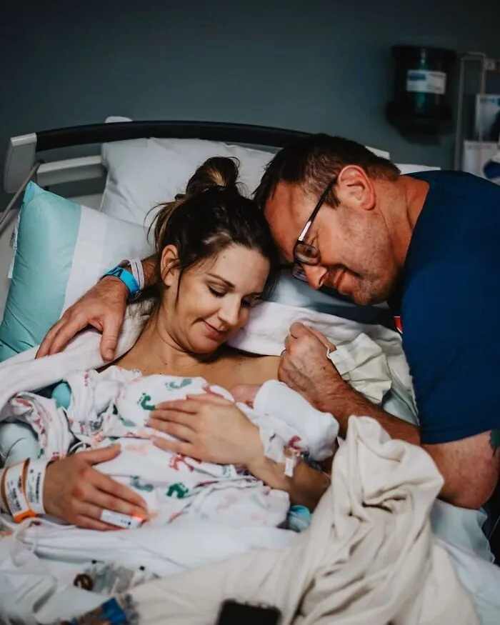 Photographer Captures Parents’ Reactions When They See Their Baby For The First Time After Being Born (30 Pics)