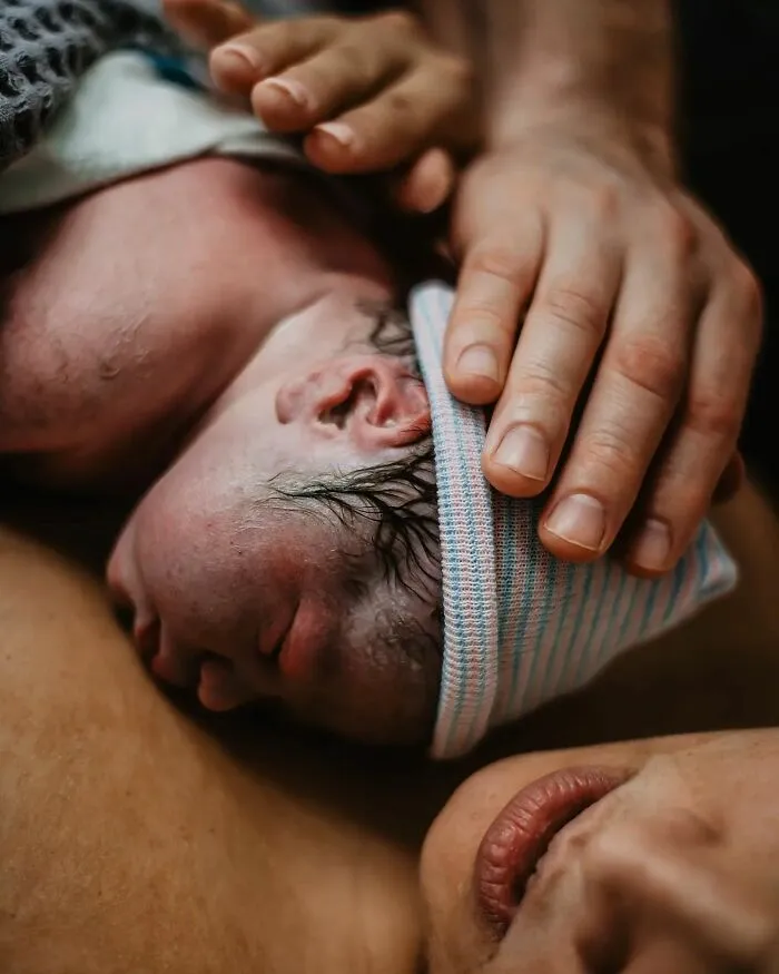 Photographer Captures Parents’ Reactions When They See Their Baby For The First Time After Being Born (30 Pics)