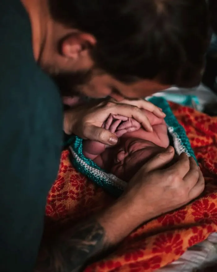 Photographer Captures Parents’ Reactions When They See Their Baby For The First Time After Being Born (30 Pics)