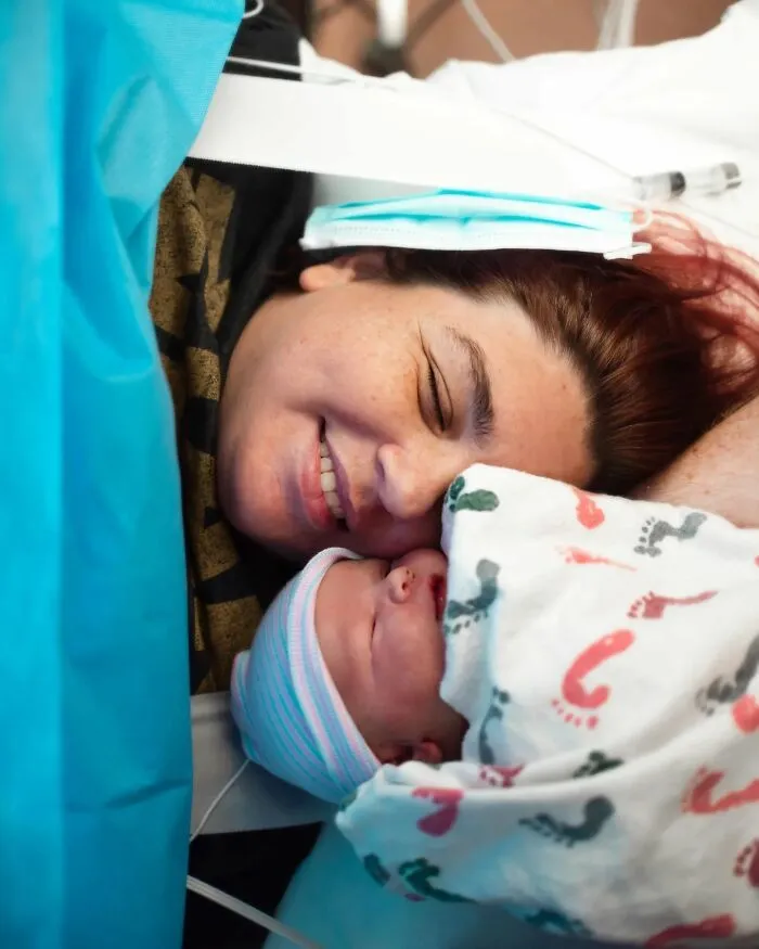 Photographer Captures Parents’ Reactions When They See Their Baby For The First Time After Being Born (30 Pics)