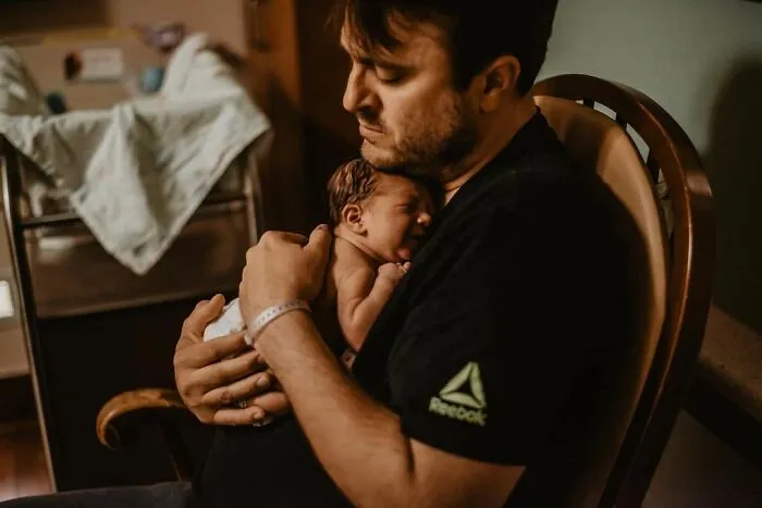 Photographer Captures Parents’ Reactions When They See Their Baby For The First Time After Being Born (30 Pics)
