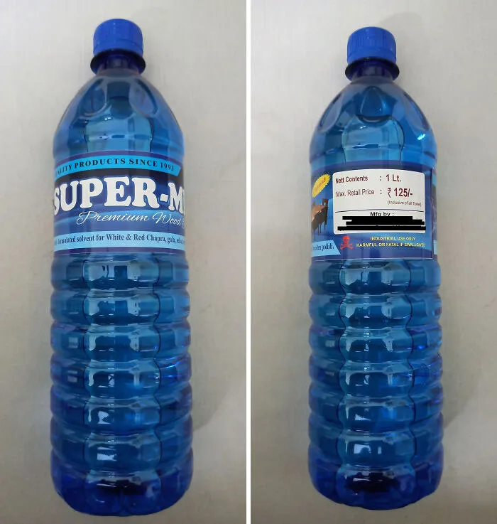Casi bebo de esta botella de cera para madera disfrazada de botella de agua