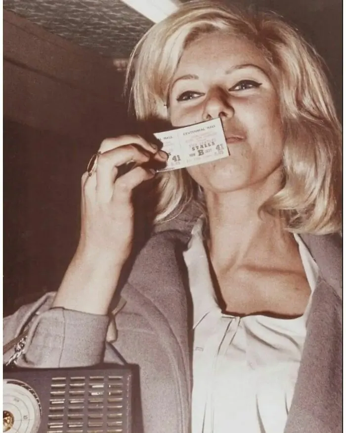 "Mi emocionada abuela con su entrada para un concierto de los Beatles (Australia, 1964)"