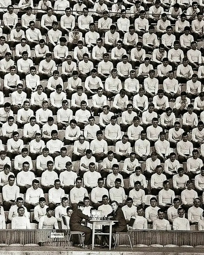 Anatoly Karpov jugando una partida de ajedrez de exhibición, 1978