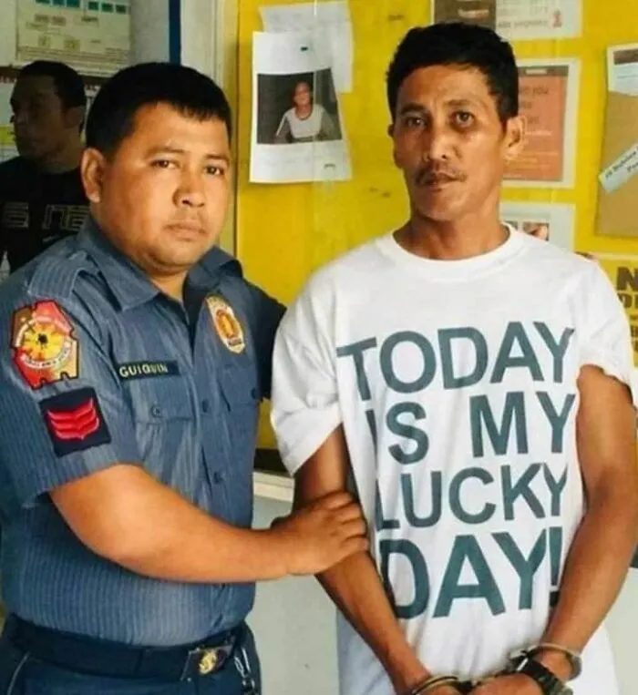 20 Camisetas extrañas y divertidas que había que compartir