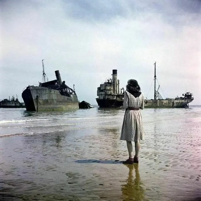 Mujer en la playa de Omaha, Normandía, Francia. 1947, 3 años después de que las fuerzas aliadas vinieran a luchar contra la ocupación alemana. Foto de David Seymour