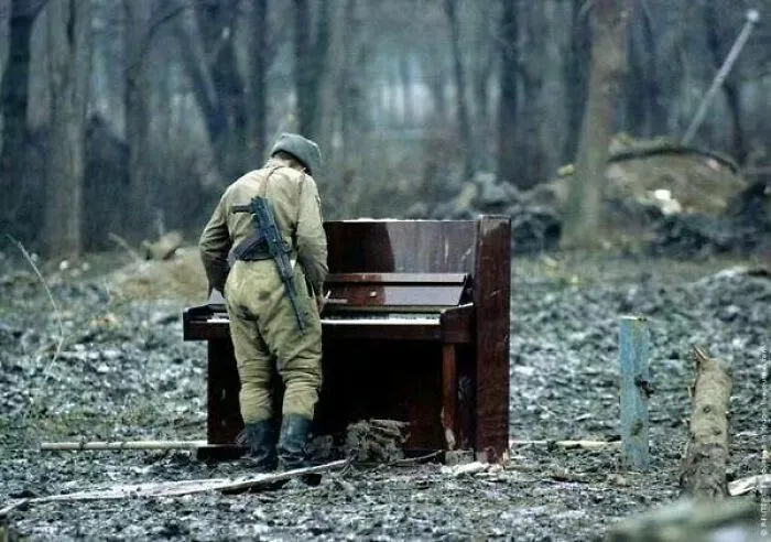 Soldado ruso tocando un piano abandonado en Chechenia, 1994