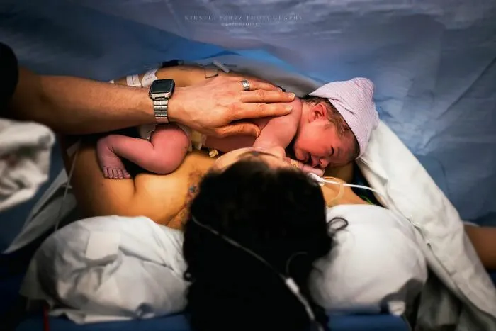 Photographer Captures Parents’ Reactions When They See Their Baby For The First Time After Being Born (30 Pics)
