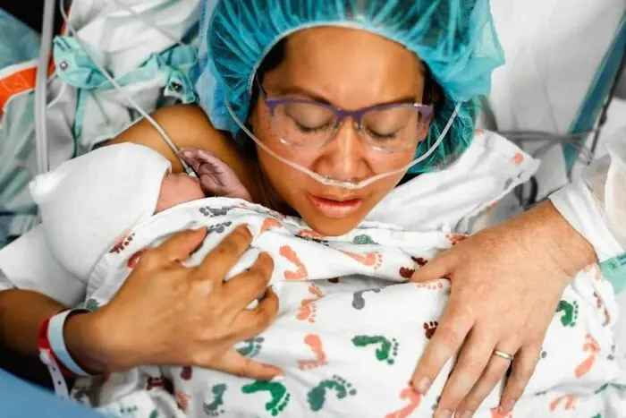 Photographer Captures Parents’ Reactions When They See Their Baby For The First Time After Being Born (30 Pics)