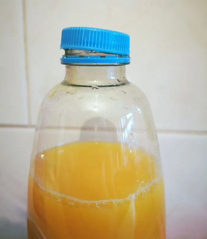 Mi esposa hace esto SIEMPRE. Es especialmente molesto cuando lo compras con pulpa y quieres agitarlo