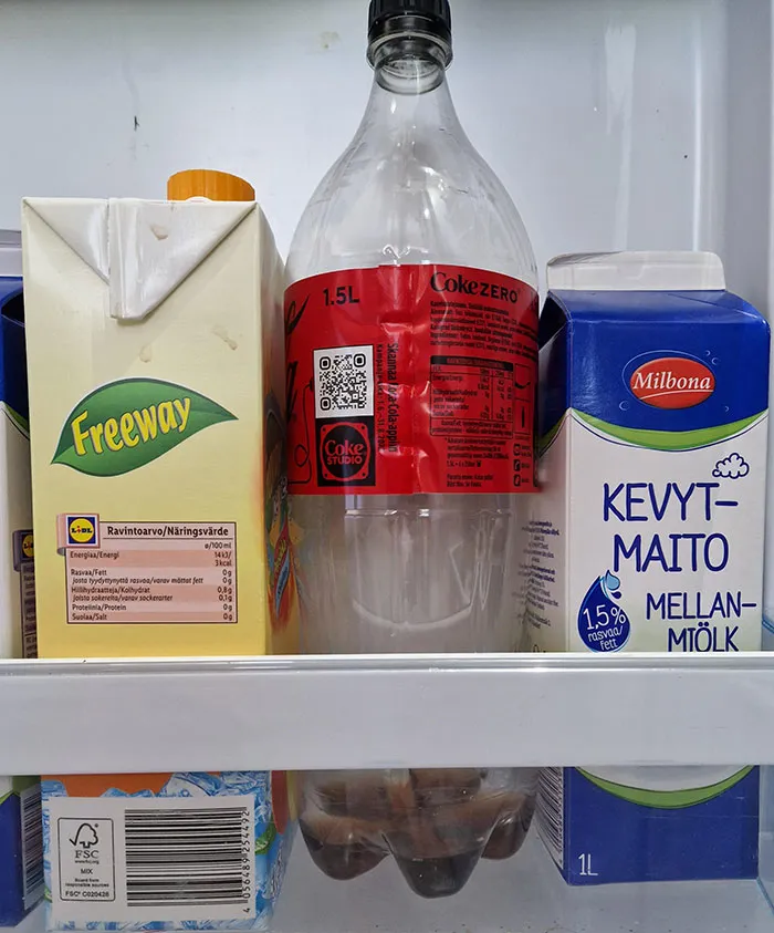 Mi padre tiene la molesta costumbre de dejar botellas casi vacías en la nevera