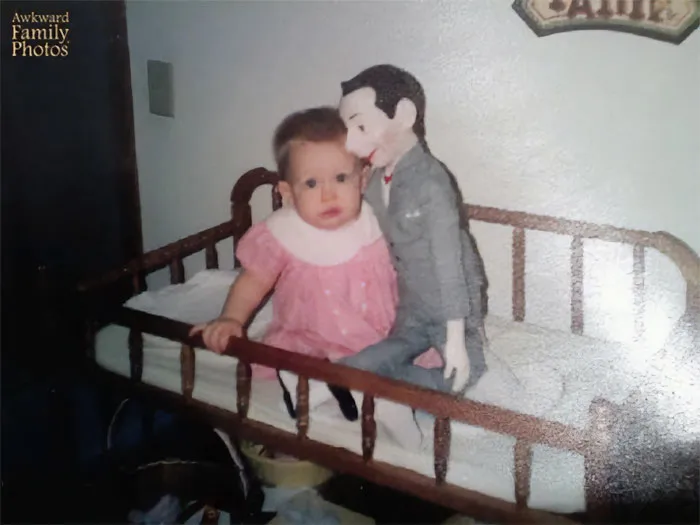“Esta es una foto mía. Y la gente se pregunta por qué le tengo miedo a los muñecos. Gracias, mamá y papá”