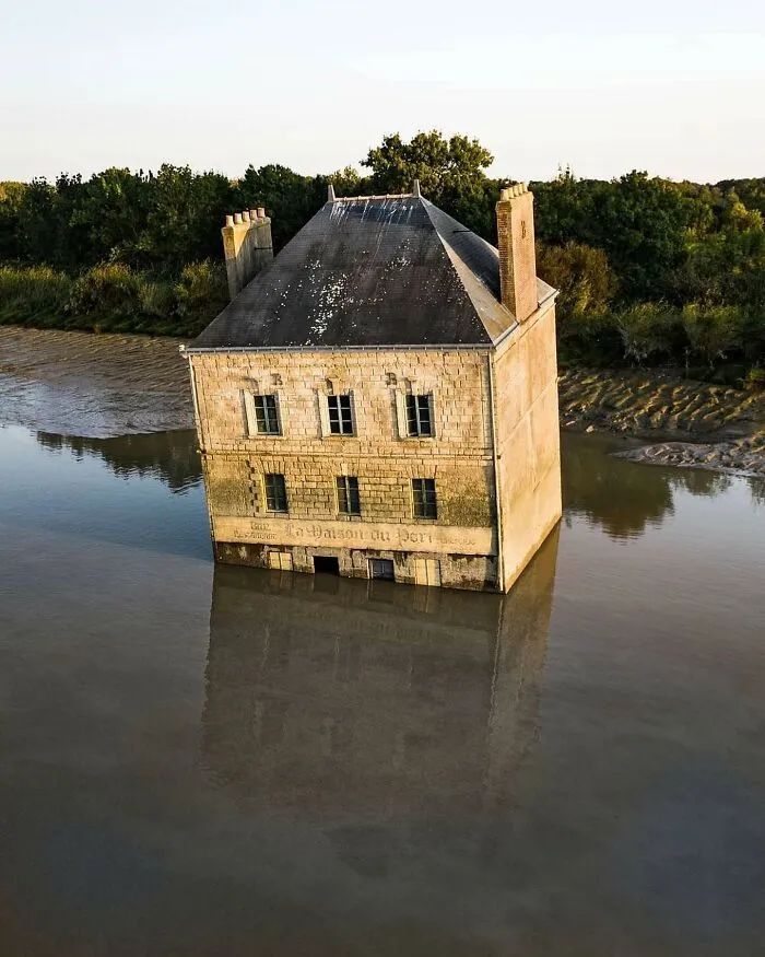35 Of The Most Interesting Photos Of Abandoned Places, As Shared On The "Deserted Places" Instagram Account