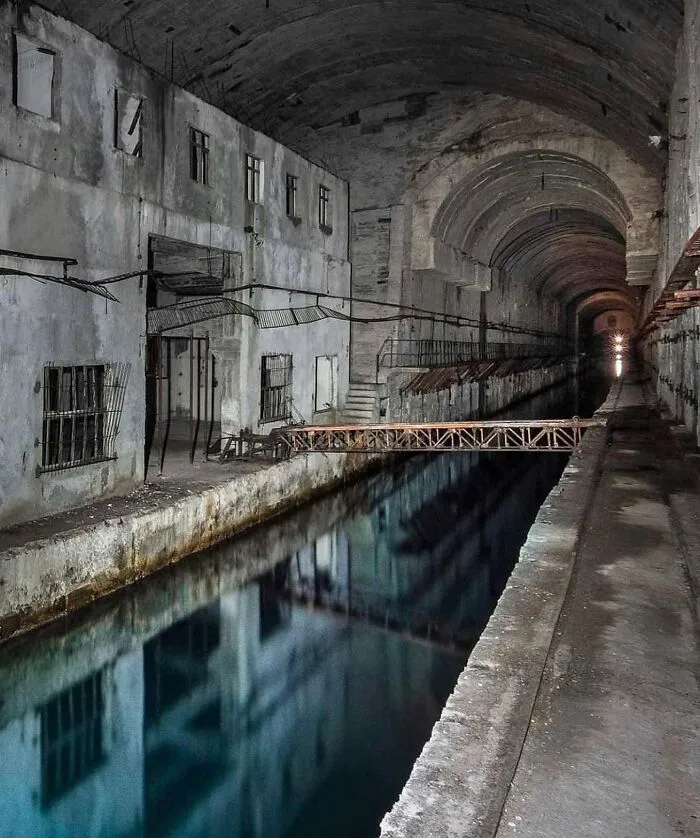 35 Of The Most Interesting Photos Of Abandoned Places, As Shared On The "Deserted Places" Instagram Account